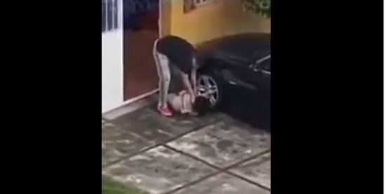 Hombre golpea a mujer sin que nadie intervenga. (Foto: captura de video/Pampichi News)