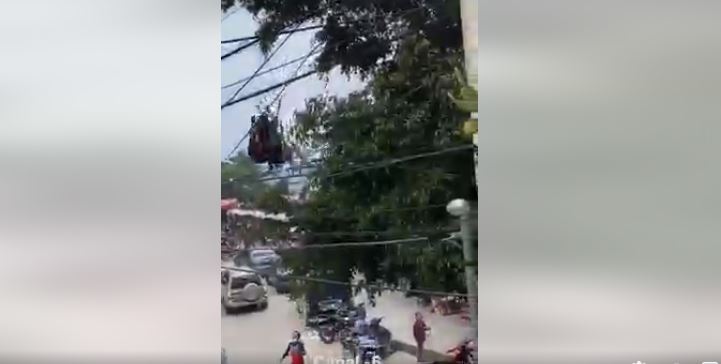 Momento en que el hombre cae sobre unas motocicletas en Panajachel. (Foto: Noticias Impacto Amatitlan/Facebook)