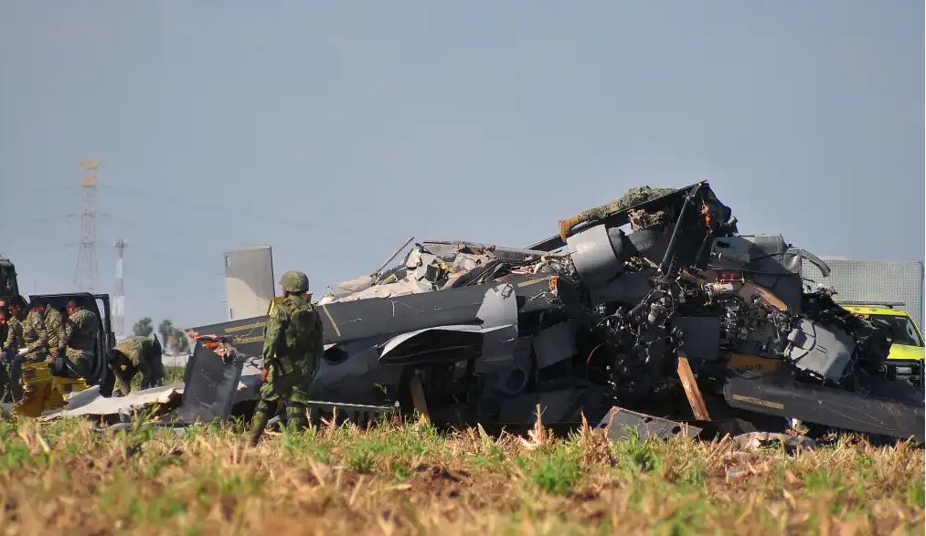 14 militares murieron y uno resultó herido en la caída de la aeronave en Los Mochis, Sinaloa. (Foto Prensa Libre: AFP)