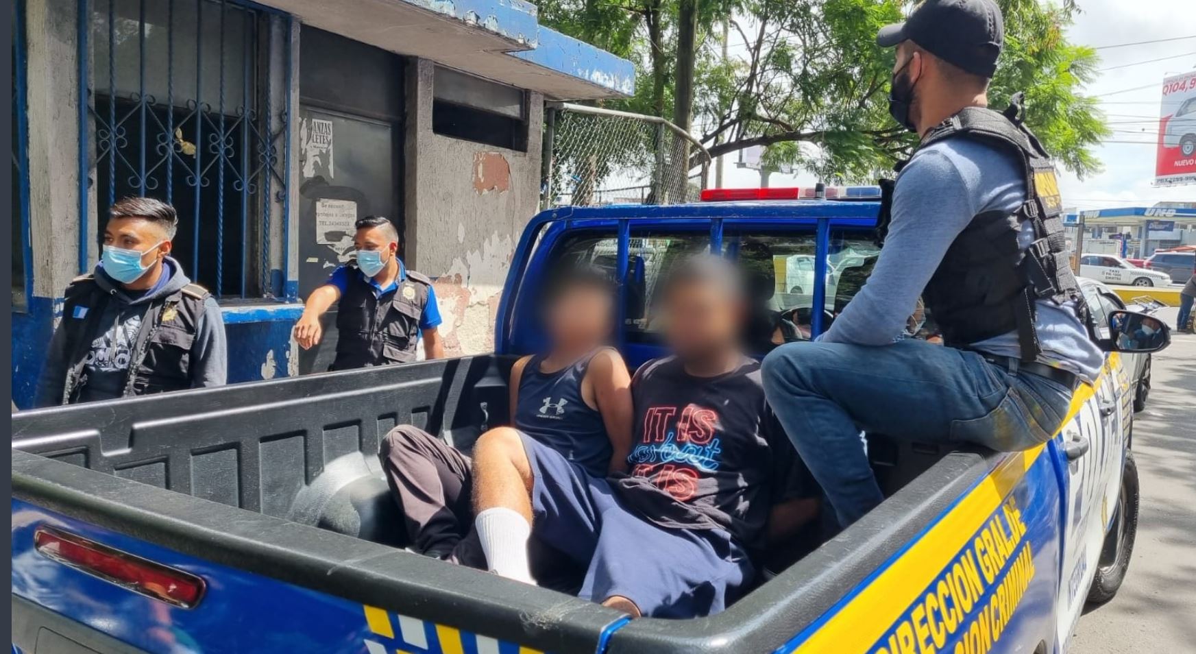 José Luis Cabrera Morales, de 24 años, alias “Pie Grande” y César Augusto Tipaz, 21, fueron capturados el 22 de julio por amenazar a personas en el parqueo cercano al Hospital Roosevelt. (Foto Prensa Libre: PNC)
