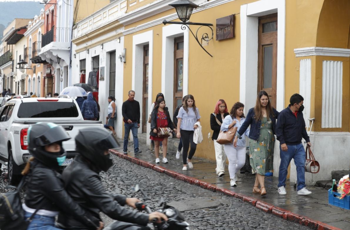 El uso de mascarilla en Antigua Guatemala vuelve a ser obligatorio para nacionales y extranjeros y la municipalidad dice que habrá sanciones
