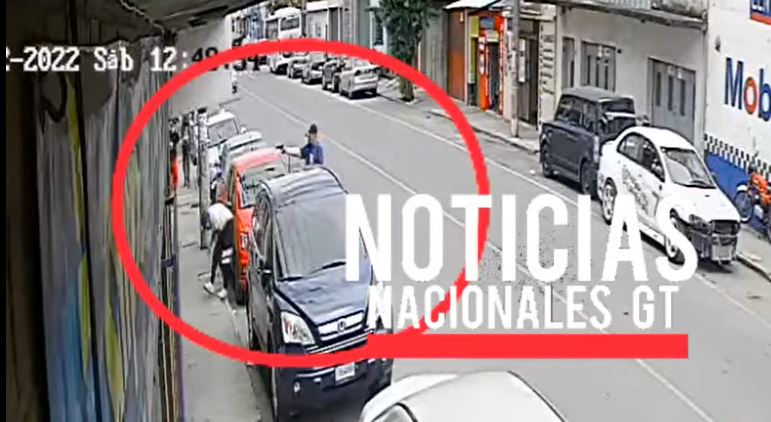 Ataque armado en la zona 5 de la capital captado en una cámara de seguridad. (Foto Prensa Libre: captura de video Noticias Nacionales GT)
