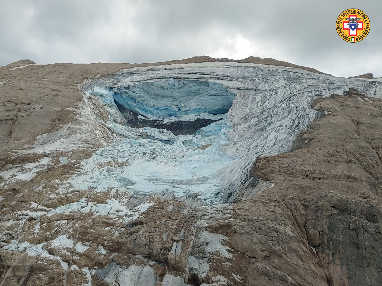 Italia busca a 13 desaparecidos en el glaciar alpino y "llora" a siete muertos