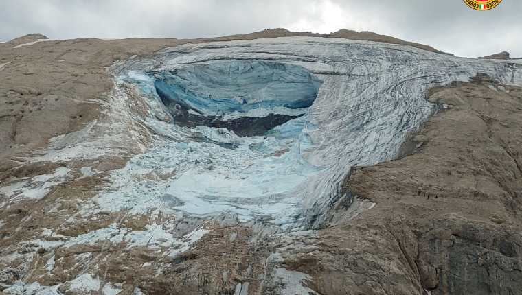 Italia busca a 13 desaparecidos en el glaciar alpino y "llora" a siete muertos