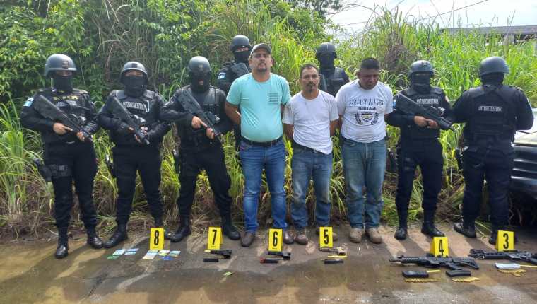 Juan Manuel Galindo Ortiz, de 36 años, (de camisa verde) fue arrestado junto con otros dos hombres el pasado 23 de junio en Escuintla. Foto PNC.