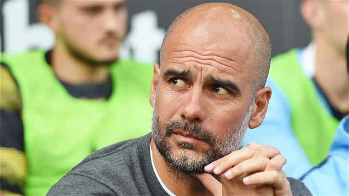 Video: Un aficionado persigue a Guardiola y el técnico del Manchester City se asusta y piensa que le quería robar