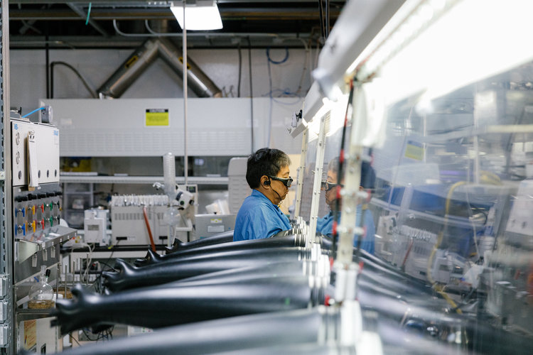 Un técnico prueba separadores de cerámica para baterías de vehículos eléctricos en un laboratorio de QuantumScape en San José, California, el 15 de junio de 2022. (Foto Prensa Libre: Jason Henry/The New York Times)