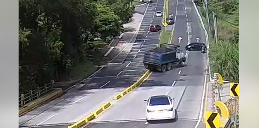 Varios conductores maniobran para no ser colisionados por camión. (Captura de video: Canal 17 Jutiapa/Facebook)