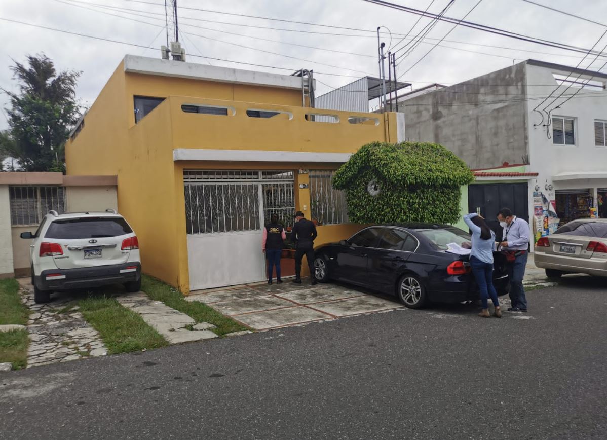 Fiscales del MP y agentes de la PNC catean vivienda ubicada la colonia Villas Club El Dorado, zona 8 de San Cristóbal, Mixco. (Foto Prensa Libre: MP)