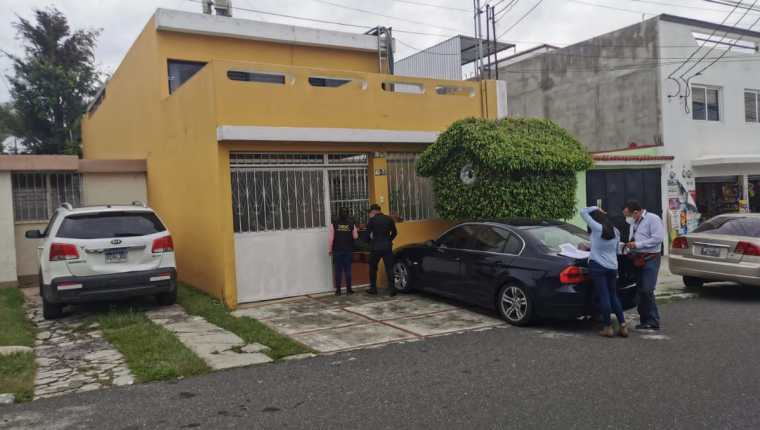 Fiscales del MP y agentes de la PNC catean vivienda ubicada la colonia Villas Club El Dorado, zona 8 de San Cristóbal, Mixco. (Foto Prensa Libre: MP)