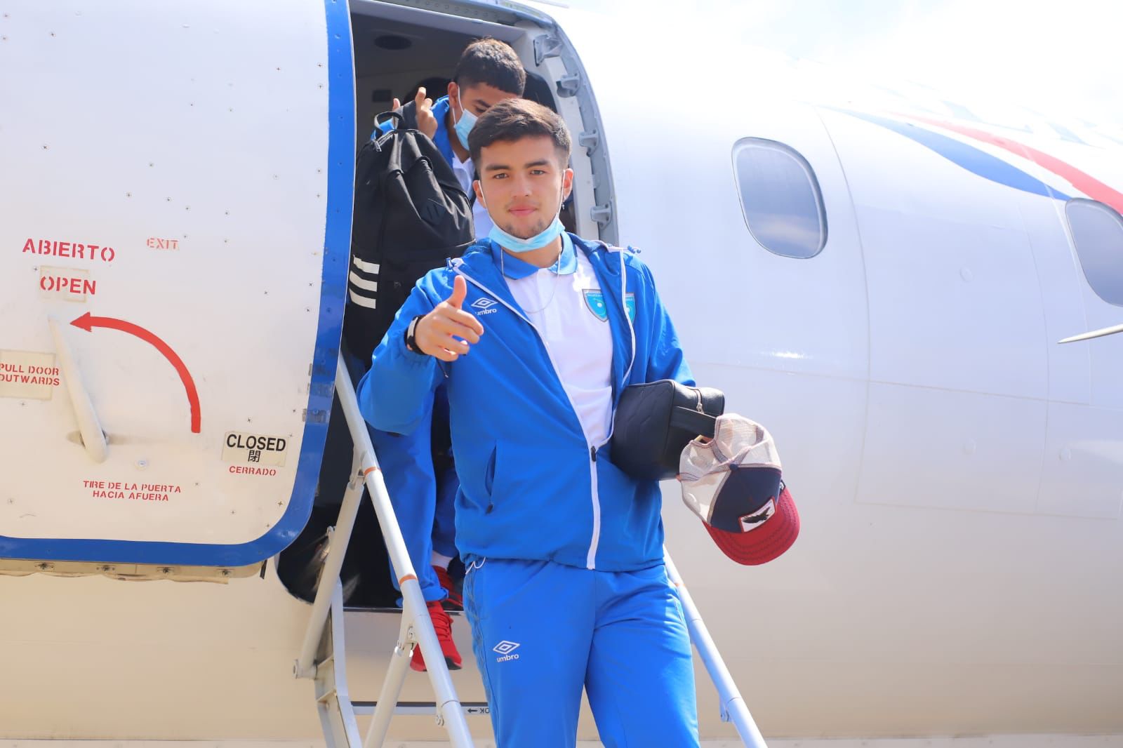 El portero Jorge Moreno fue uno de los primeros en descender el avión. (Foto Prensa Libre: Fedefut)