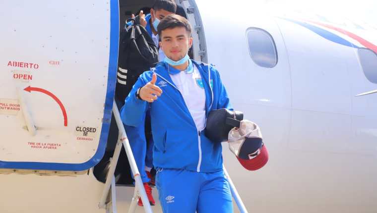 El portero Jorge Moreno fue uno de los primeros en descender el avión. (Foto Prensa Libre: Fedefut)