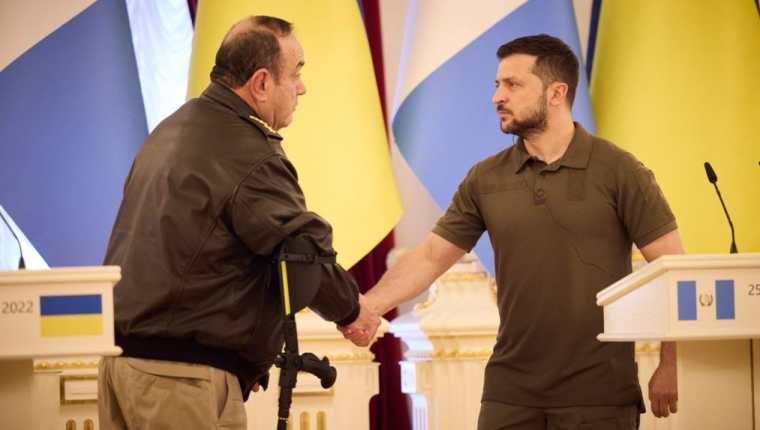 Alejandro Giammattei y el presidente de Ucrania, Volodimir Zelenski, durante la declaración conjunta en Kiev. (Foto Prensa Libre: Presidencia de Guatemala)