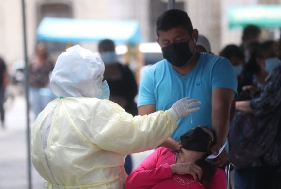 Una persona se somete a la prueba de covid-19 en Guatemala. (Foto Prensa Libre: Érick Ávila)