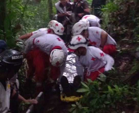Socorristas trasladan al turista que se extravió en el volcán Santa María, El Palmar, Quetzaltenango. (Foto Prensa Libre: Cruz Roja Guatemalteca)