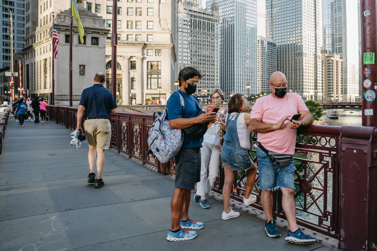 Peatones en el centro de Chicago, 14 de julio de 2022.  (Foto Prensa Libre: Jamie Kelter Davis/The New York Times)