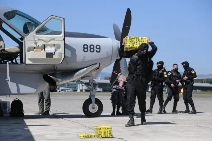 Drogas, carros, un avión y armas de fuego: La millonaria suma que Guatemala le ha incautado al narcotráfico en 6 meses