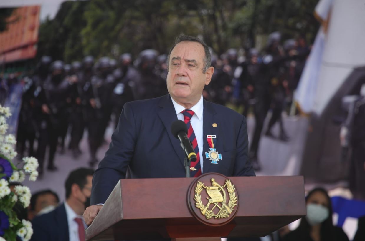 El presidente Alejandro Giammattei durante los actos de los 25 años de la Policía Nacional Civil de Guatemala. (Foto Prensa Libre: Carlos Hernández Ovalle)