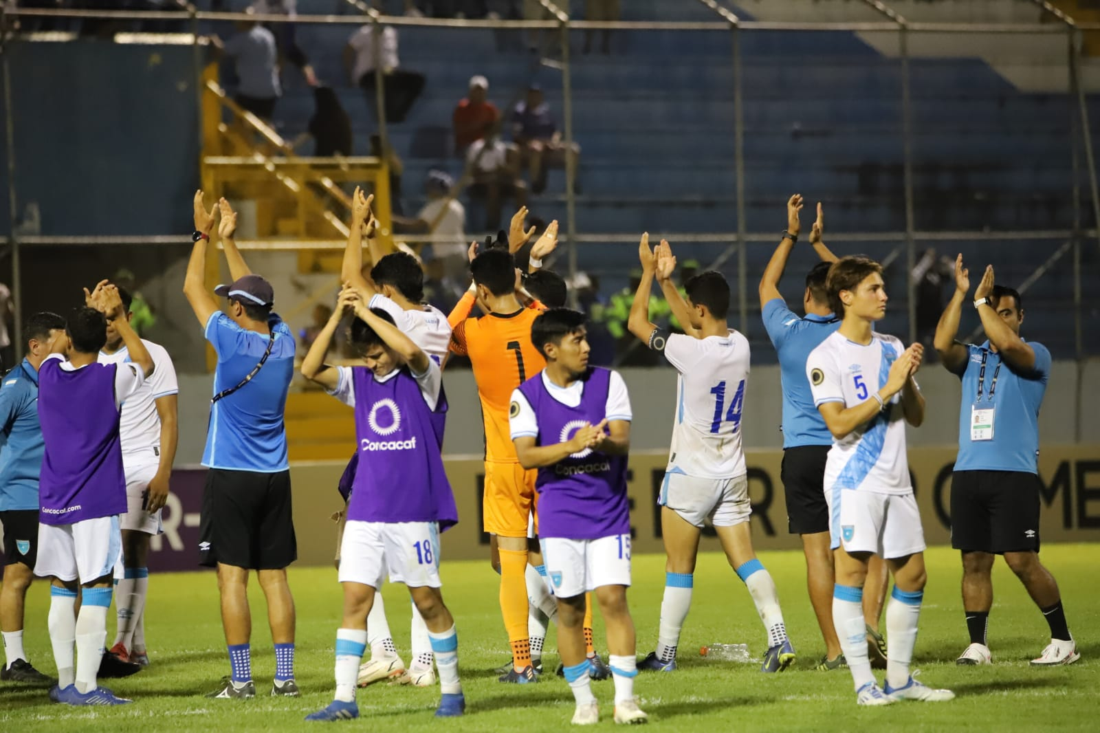 Los jugadores de Guatemala agredeciendo el apoyo recibido. Foto Prensa Libre (Fedefut)