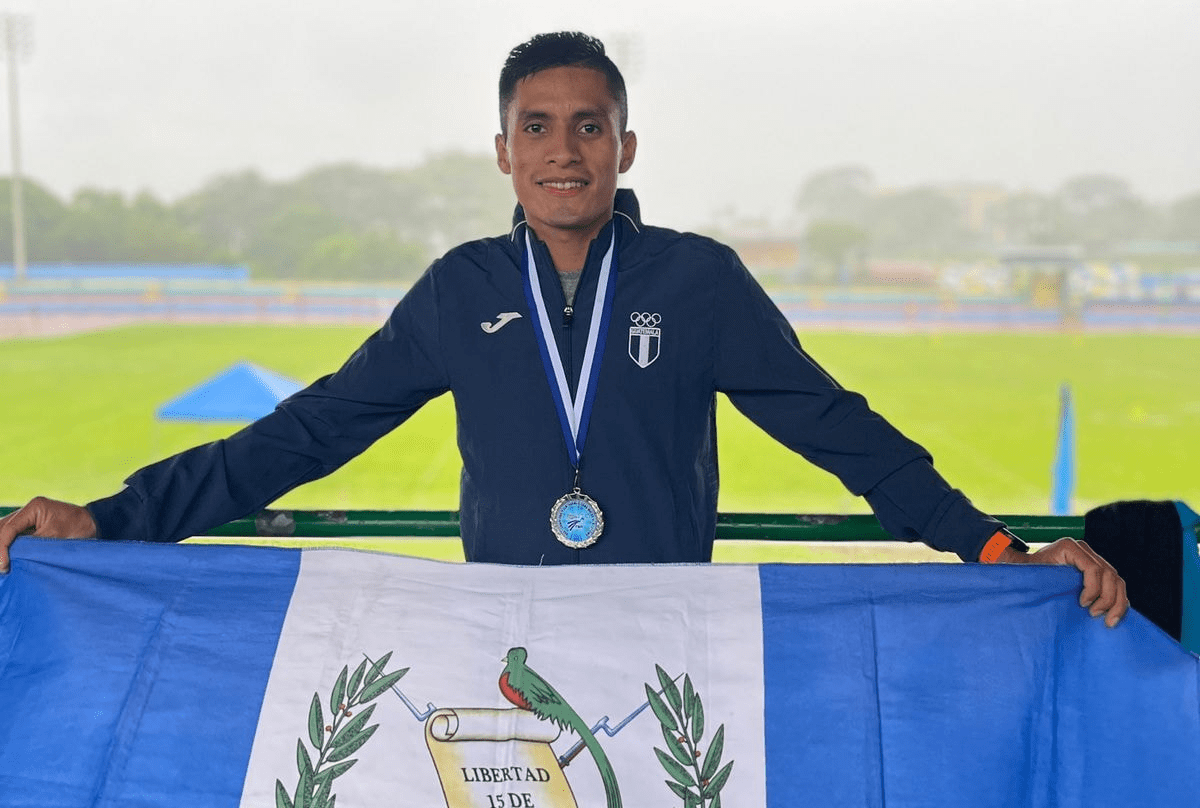 Mario Pacay posa con la bandera de Guatemala y su medalla. Foto Prensa Libre (Mario Pacay Facebook)
