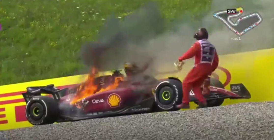 El momento que vivió Carlos Sainz con su Ferrari . Foto Prensa Libre (Captura de Pantalla)

