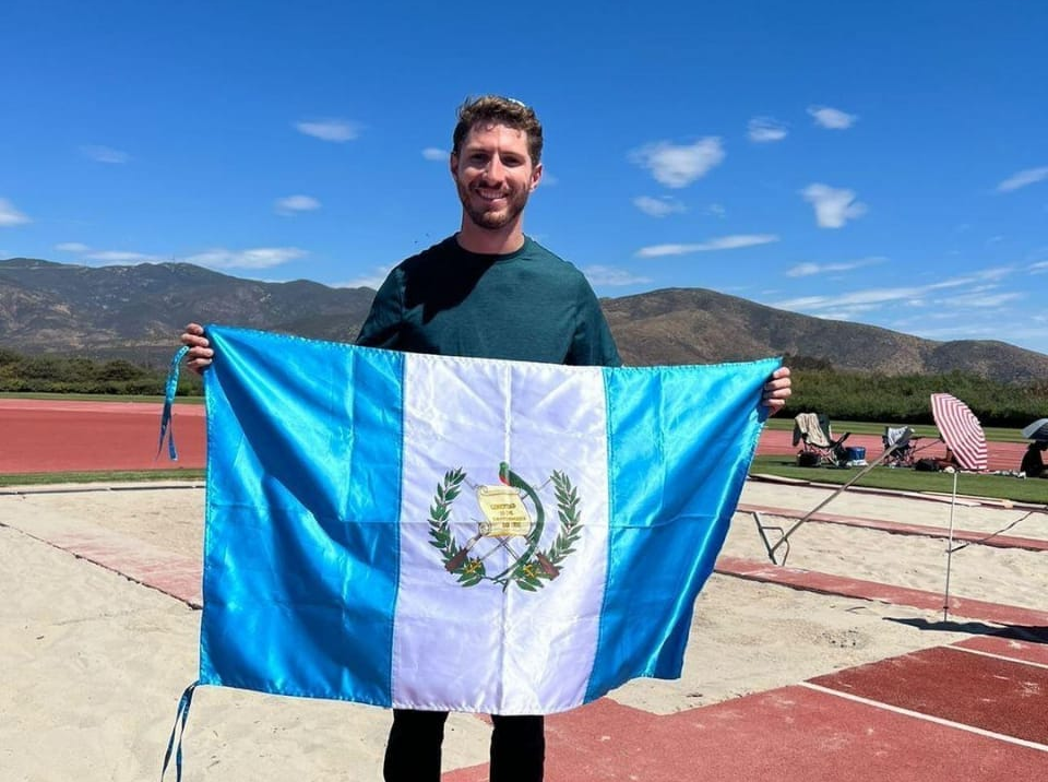 Nicolás Arriola posa con la bandera de Guatemala. Foto Prensa Libre (Federación Nacional de Atletismo)