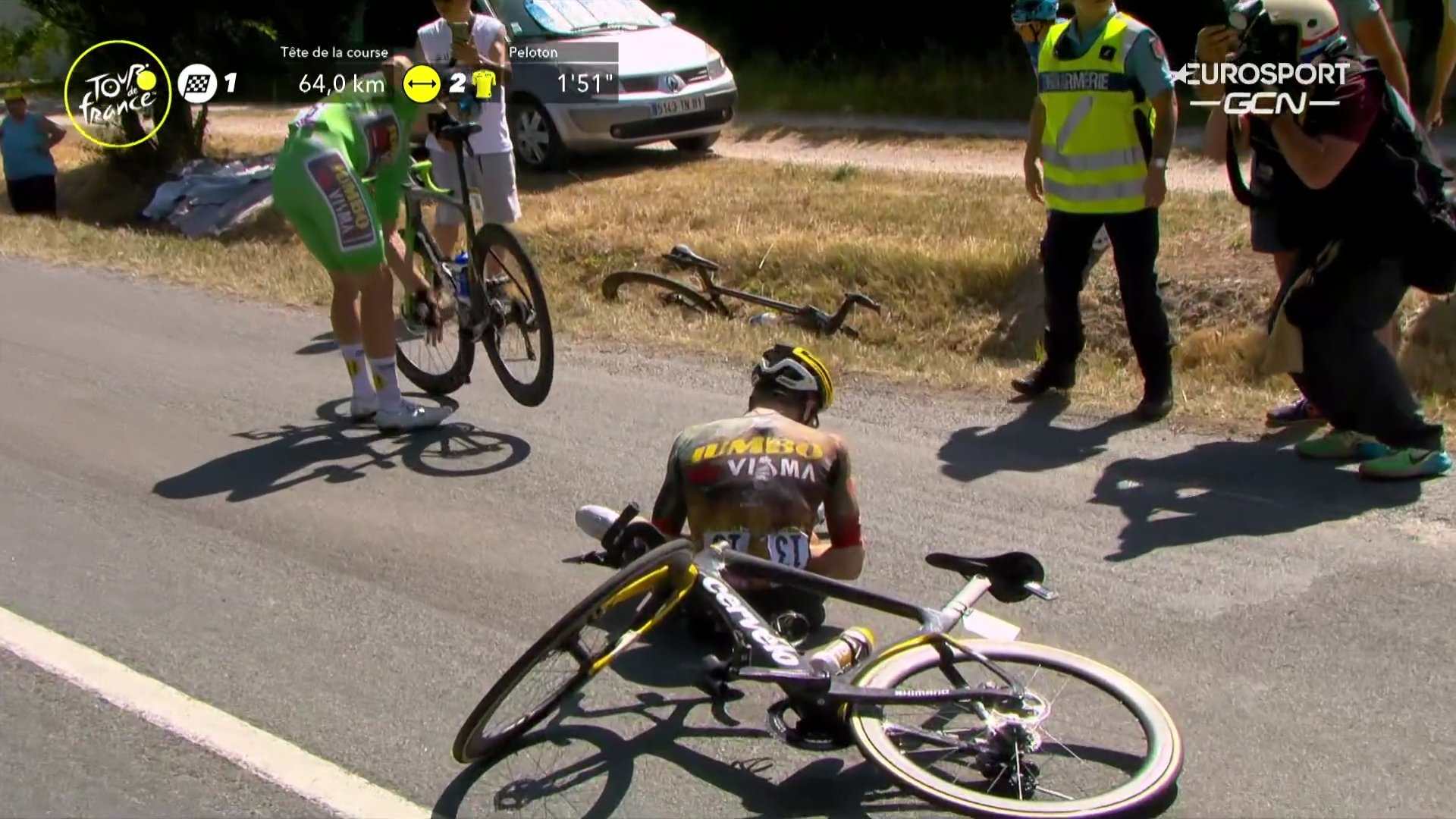 Steven Kruijswijk se vio obligado a abandonar
la etapa en camilla. Foto Prensa Libre (Captura de pantalla)