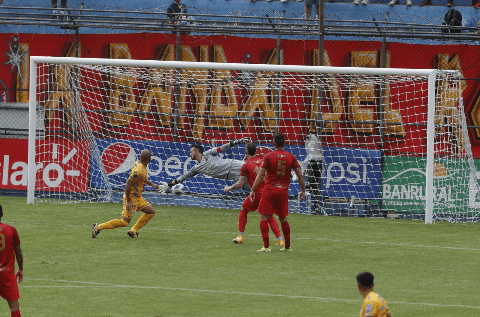Janderson Pereira anotó tres goles en la victoria de Cobán Imperial ante Municipal en el Trébol. Foto Prensa Libre (Esbin García)