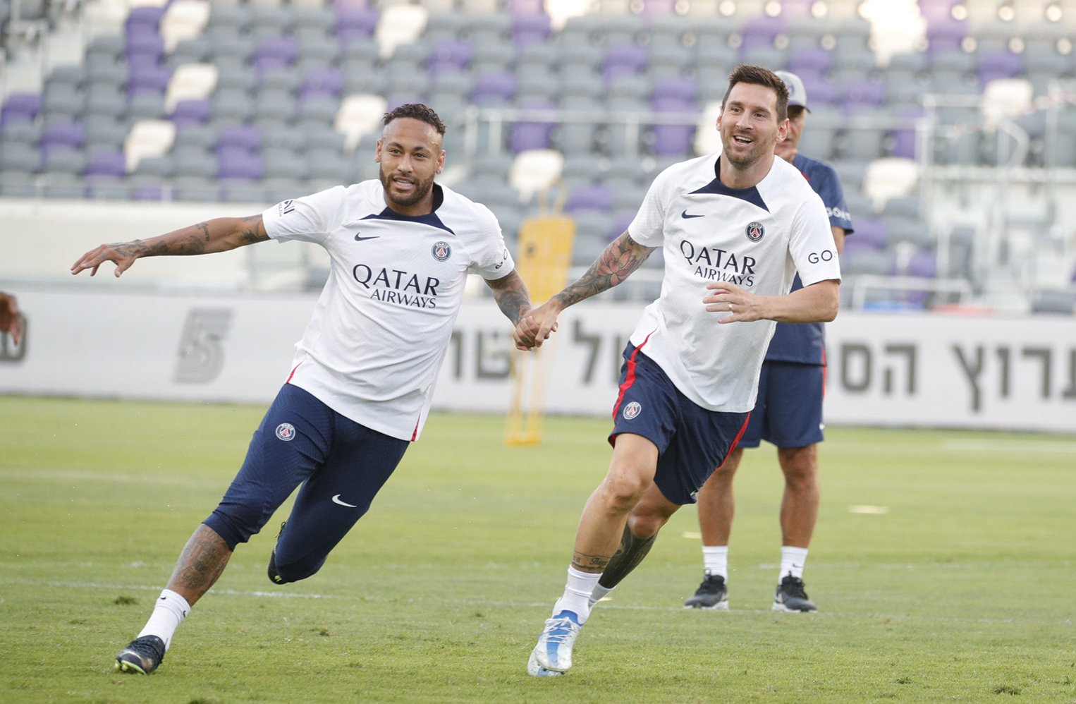 Neymar Jr y Messi durante un entrenamiento del PSG previo a la Supercopa de Francia. Foto Prensa Libre (@PSG_espanol)