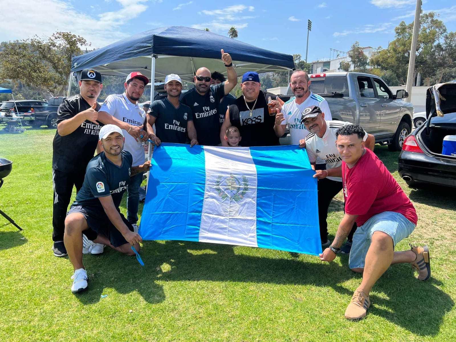 Aficionados guatemaltecos del Real Madrid posan con la bandera nacional. Foto Prensa Libre (Cortesía)