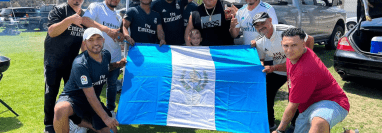 Aficionados guatemaltecos del Real Madrid posan con la bandera nacional. Foto Prensa Libre (Cortesía)