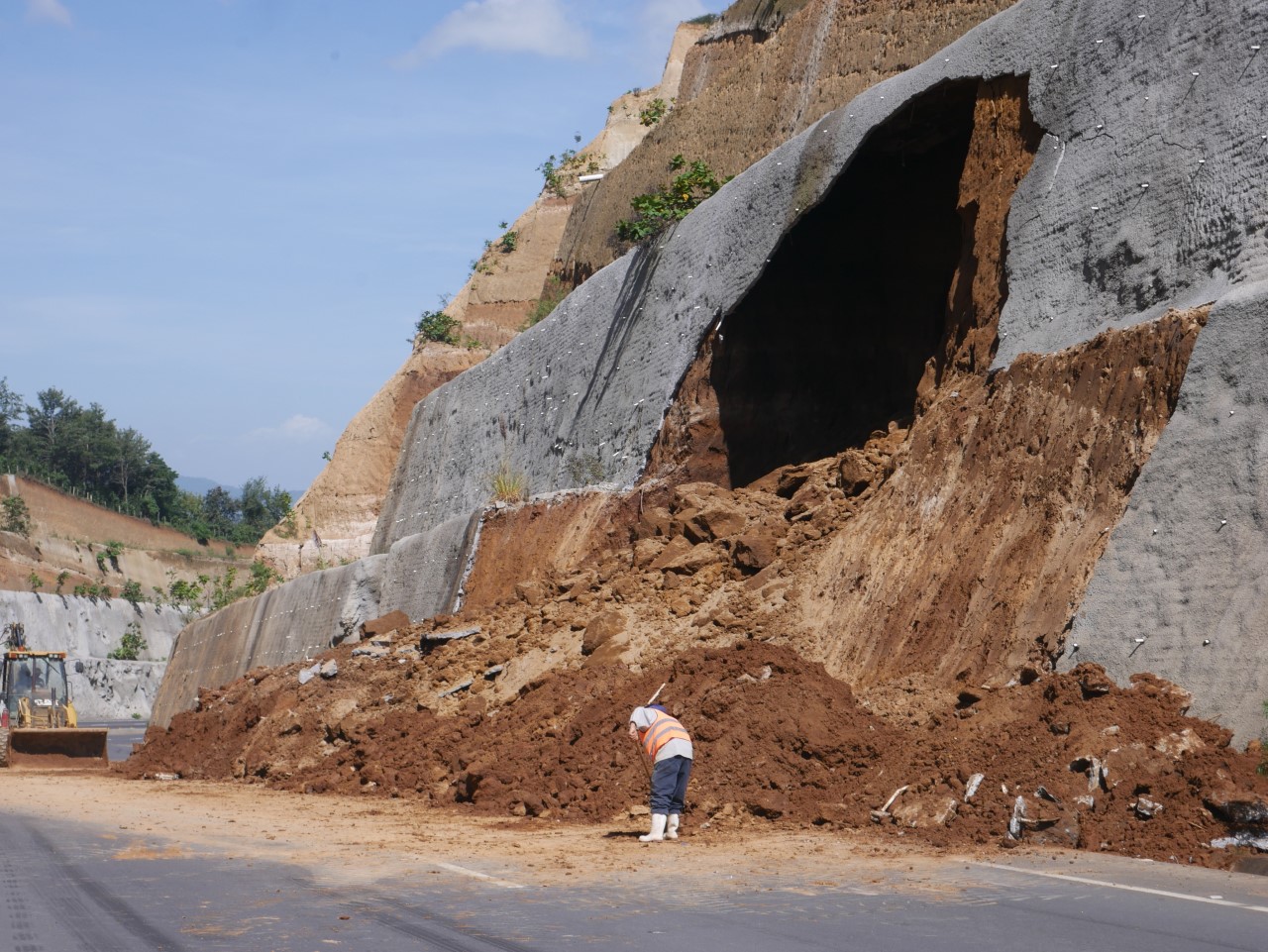 La empresa constructora atribuye los daños en el Libramiento de Chimaltenango a las lluvias de las últimas horas. (Foto: Emy Sánchez)