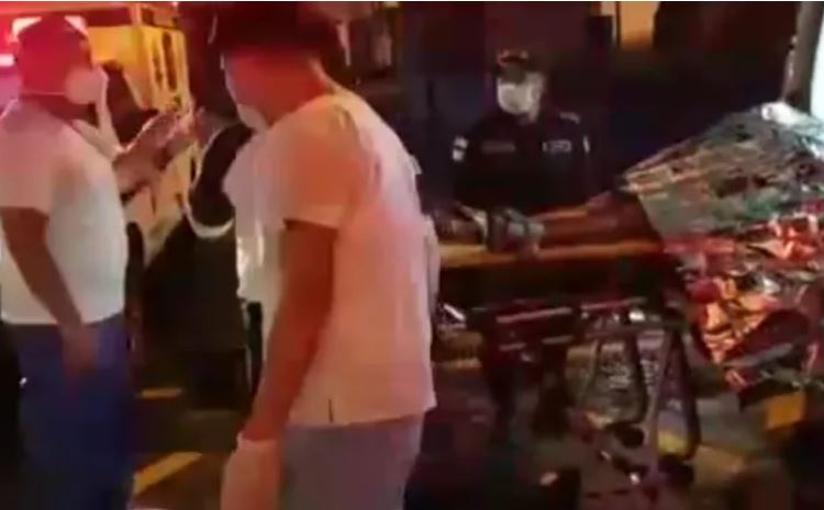 Una mujer que fue atropellada en Villa Canales fue trasladada por Bomberos Voluntarios al Hospital Nacional de Amatitlán, sin embargo falleció en el camino y los médicos no quisieron recibirla. Foto captura de pantalla. 