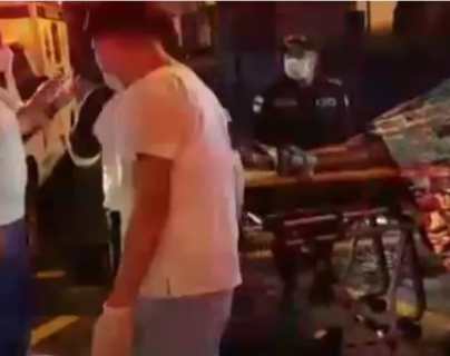 VÍDEO: Bajo la lluvia y en la calle; así sacó el personal del Hospital Nacional de Amatitlán a una mujer de 81 años que murió en un accidente vial