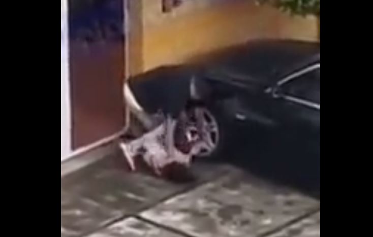 Captura de video de la agresión que sufrió una mujer afuera de una casa en en la colonia Villas Club El Dorado, zona 8 de Mixco. (Foto Prensa Libre: captura de video/Pampichi News)