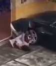 Captura de video de la agresión que sufrió una mujer afuera de una casa en en la colonia Villas Club El Dorado, zona 8 de Mixco. (Foto Prensa Libre: captura de video/Pampichi News)