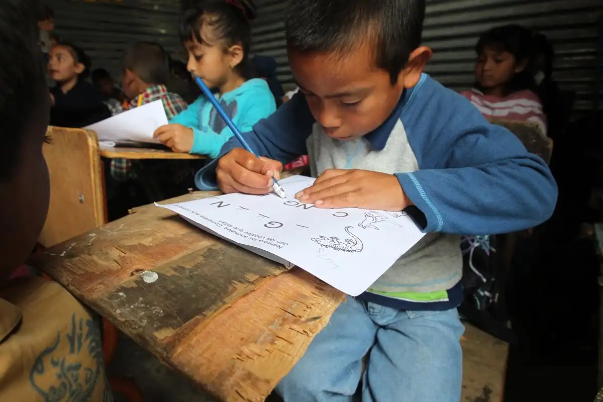 Los niños guatemaltecos estudian hasta sexto primaria, luego muchos deben trabajar para ayudar económicamente en el hogar, dentro de las opciones, la migración ha tomado un lugar preponderante. (Foto Prensa Libre: Hemeroteca PL)