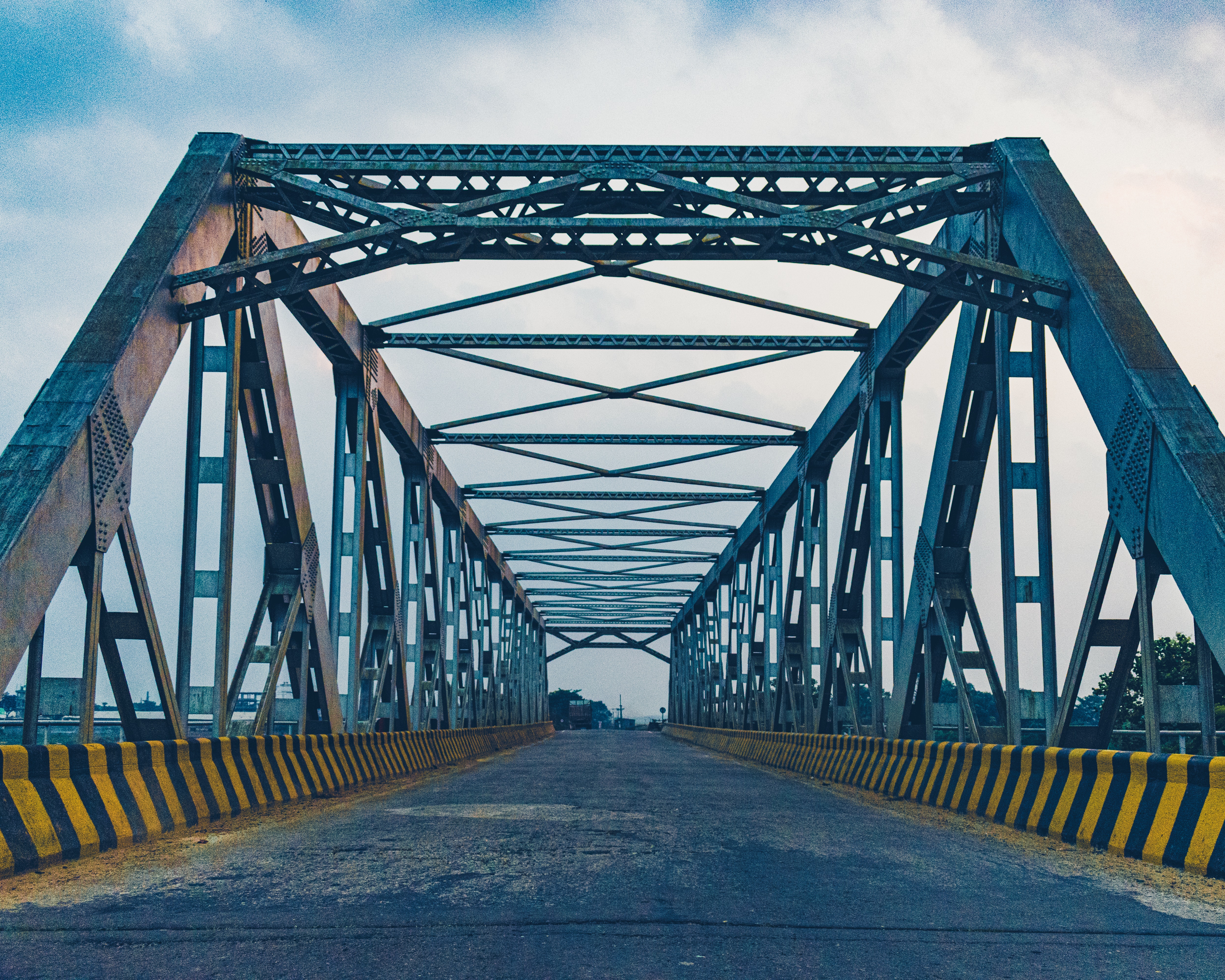 Puentes similares al de la fotografía, pero más pequeños, fueron adjudicados por el Ejército de Guatemala para instalar en el hundimiento del km 15 de la ruta al Pacífico. (Foto Prensa Libre: Pexels)