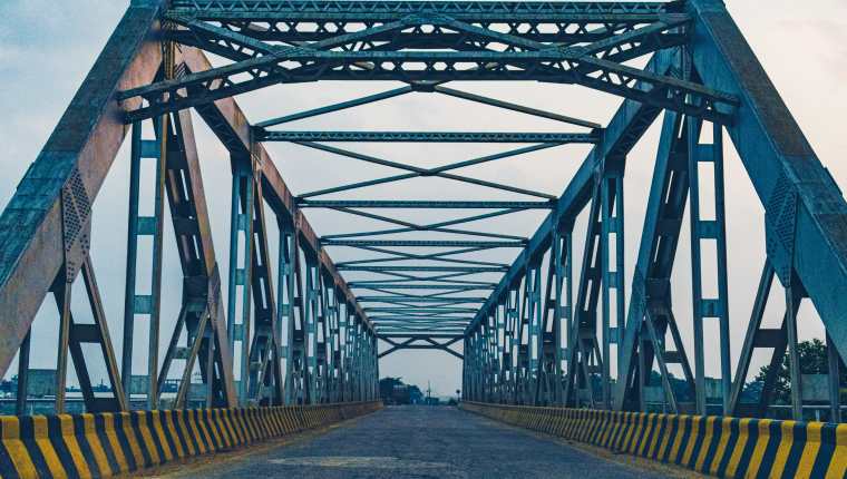 Puentes similares al de la fotografía, pero más pequeños, fueron adjudicados por el Ejército de Guatemala para instalar en el hundimiento del km 15 de la ruta al Pacífico. (Foto Prensa Libre: Pexels)