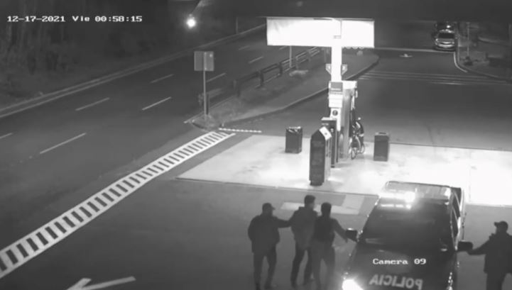 Captura de una cámara de seguridad que muestra a los agentes de la PNC cuando llevaban a su víctima a la patrulla en la que luego lo llevaron a retirar dinero a un cajero automático en la zona 15 capitalina. (Foto Prensa Libre: PNC)