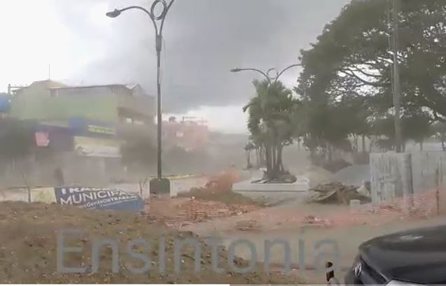Fuertes vientos azotan el Parque Central de Villa Nueva. (Captura de video/EnSintonía)