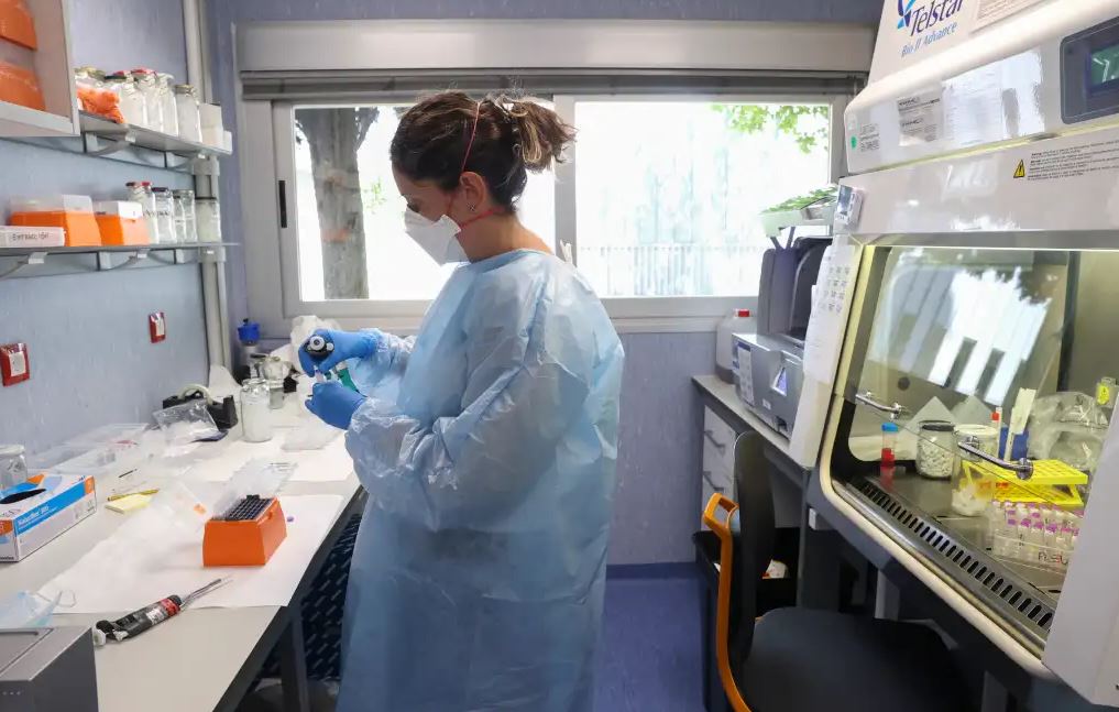 El laboratorio de arbovirus y enfermedades víricas en Madrid. Los infectólogos creen que el gobierno de Guatemala debe empezar a gestionar vacunas contra la viruela del mono. (Foto Prensa Libre: EFE)