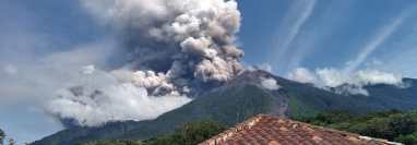 Erupción del Volcán de Fuego de este 4 de julio de 2022. (Foto Prensa Libre: Luis Gómez/Bacilio Sul proporcionadas por Conred) 