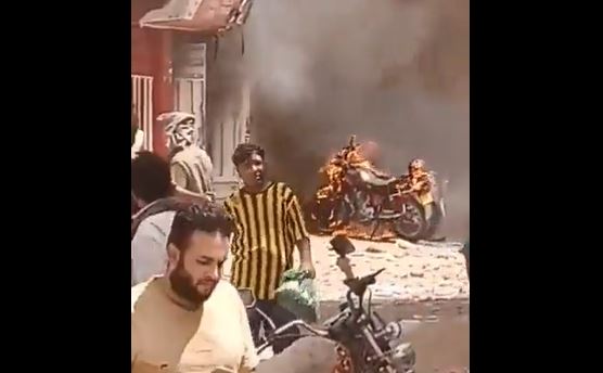 Captura de video de la explosión en el mercado de armas en  la ciudad de Lawdar, en la provincia sureña yemení de Abyan. (Foto Prensa Libre: Captura de video tomada de @LoveWorld_Peopl)