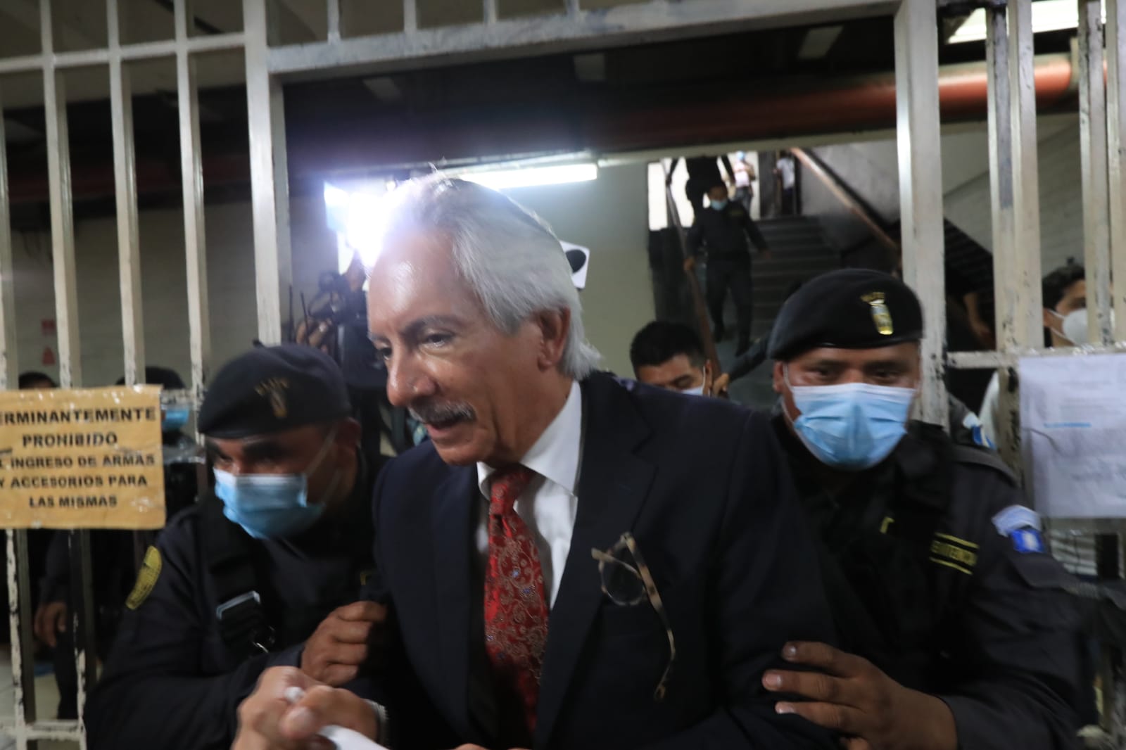 El periodista José Rubén Zamora es trasladado de la Torre de Tribunales hacia la cárcel de Mariscal Zavala. (Foto Prensa Libre: Érick Ávila)