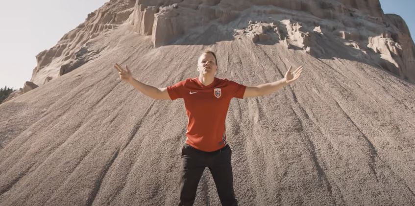 Imágenes del video de Rasmus Wold, quien lanzó una canción criticando el Mundial de Qatar 2022. (Foto Prensa Libre: Captura video Youtube)
