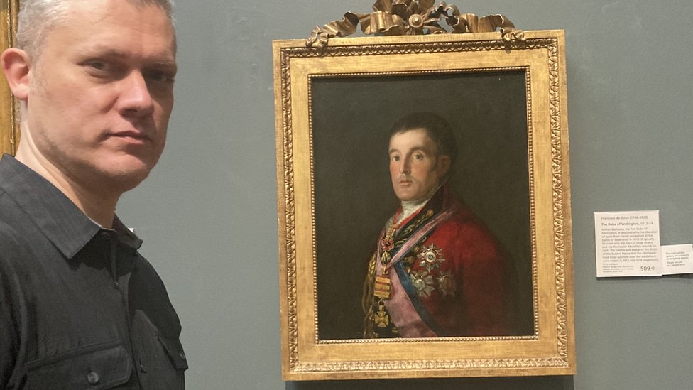 Christopher Bunton junto al cuadro de Goya del duque Wellington que su abuelo Kempton robó y se llevó a Newcastle.