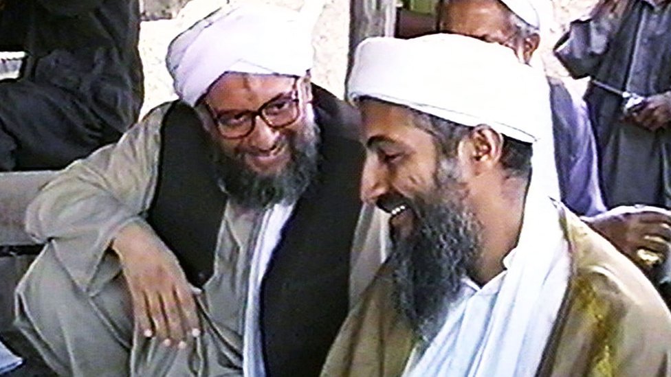 Osama bin Laden (der.) y su sucesor Ayman al-Zawahiri (izq.) en mayo de 1998.