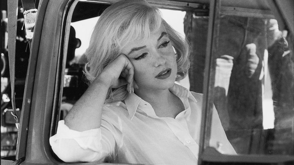 “Las circunstancias de la muerte de Marilyn Monroe fueron deliberadamente encubiertas”: las incógnitas que rodean el fallecimiento de la icónica actriz 60 años después