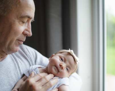Paternidad tardía: los riesgos de ser un padre mayor (y cómo evitarlos)